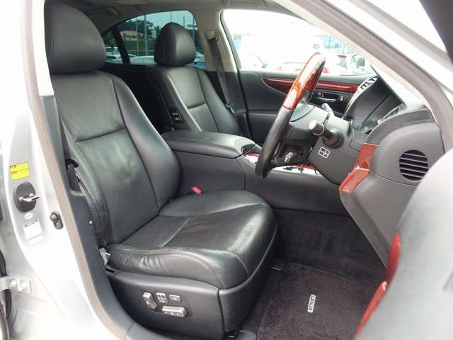 LS 460 バージョンS Iパッケージ 純正HDD地デジナビ 黒革 サンルーフ ETC 19AW タイヤ4本新品交換 社外LEDテール 過去整備記録14枚 エアーシート パワートランク スマートキーX2 令和1年F左右ショクアブソーバー交換 4