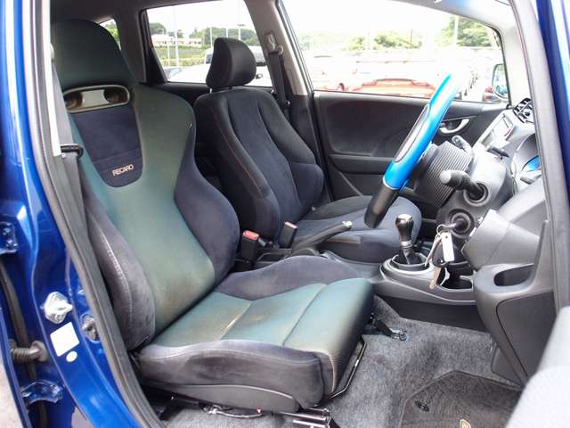 フィット 1.5 RS 10thアニバーサリー カロッツエリアSD地デジナビ BLTZ車高調 RAYSグラムライツ57アルティメイト16AW タイヤ8分山 無限リアウイング トラストマフラー バックカメラ 過記録簿9枚 ETC 前後ドラレコ RECAROシート 6MT 取説 4