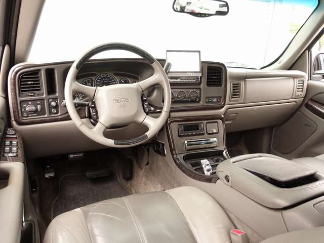 ユーコン デナリ 6.0 V8 4WD 1ナンバー カロッツエリアHDDナビゲーション サンルーフ レザーシート HIDライト ETC DUB26AW オーディオカスタム車両 ヘッドレストモニター リアモニター スピーカー マッドブラック色 3