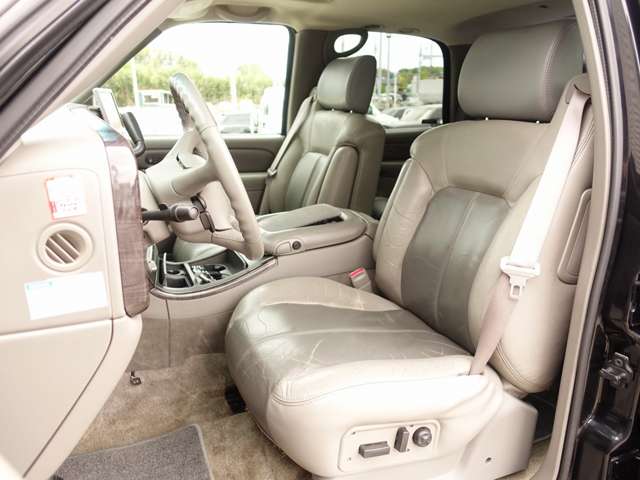 ユーコン デナリ 6.0 V8 4WD 1ナンバー カロッツエリアHDDナビゲーション サンルーフ レザーシート HIDライト ETC DUB26AW オーディオカスタム車両 ヘッドレストモニター リアモニター スピーカー マッドブラック色 4