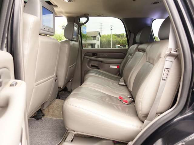ユーコン デナリ 6.0 V8 4WD 1ナンバー カロッツエリアHDDナビゲーション サンルーフ レザーシート HIDライト ETC DUB26AW オーディオカスタム車両 ヘッドレストモニター リアモニター スピーカー マッドブラック色 5