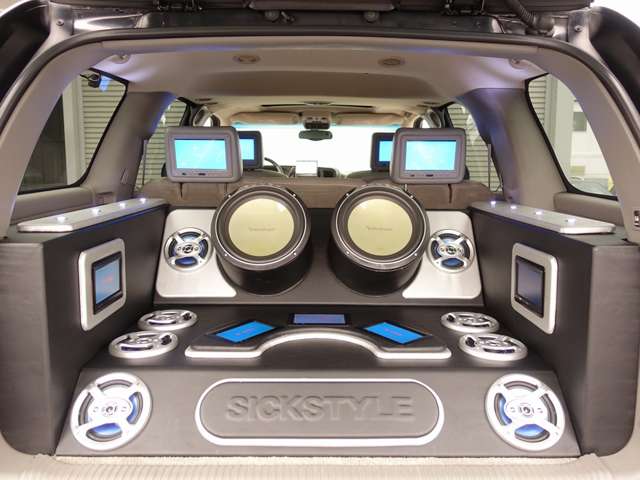 ユーコン デナリ 6.0 V8 4WD 1ナンバー カロッツエリアHDDナビゲーション サンルーフ レザーシート HIDライト ETC DUB26AW オーディオカスタム車両 ヘッドレストモニター リアモニター スピーカー マッドブラック色 6