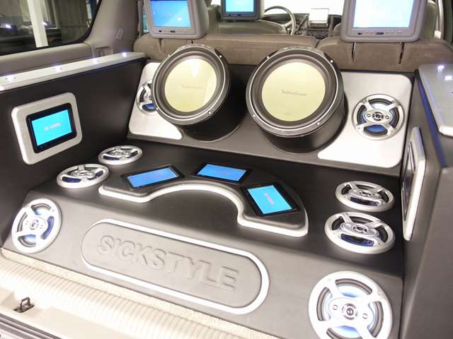 ユーコン デナリ 6.0 V8 4WD 1ナンバー カロッツエリアHDDナビゲーション サンルーフ レザーシート HIDライト ETC DUB26AW オーディオカスタム車両 ヘッドレストモニター リアモニター スピーカー マッドブラック色 7